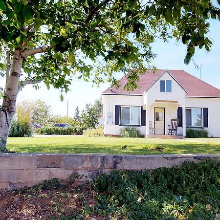 Hot Tub And Grandma'S Cottage, Charming And Nostalgic Бландинг Екстериор снимка